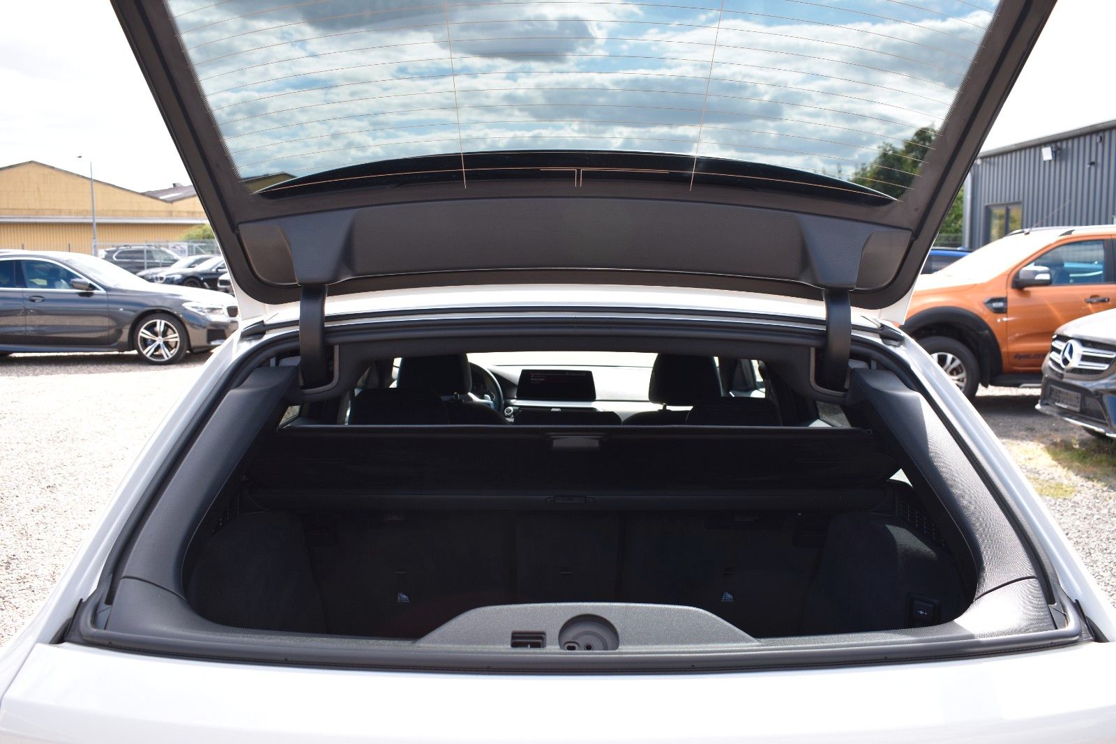 Fahrzeugabbildung BMW BMW 520d Touring  xDrive/M Sport/Anhänger/Shadow