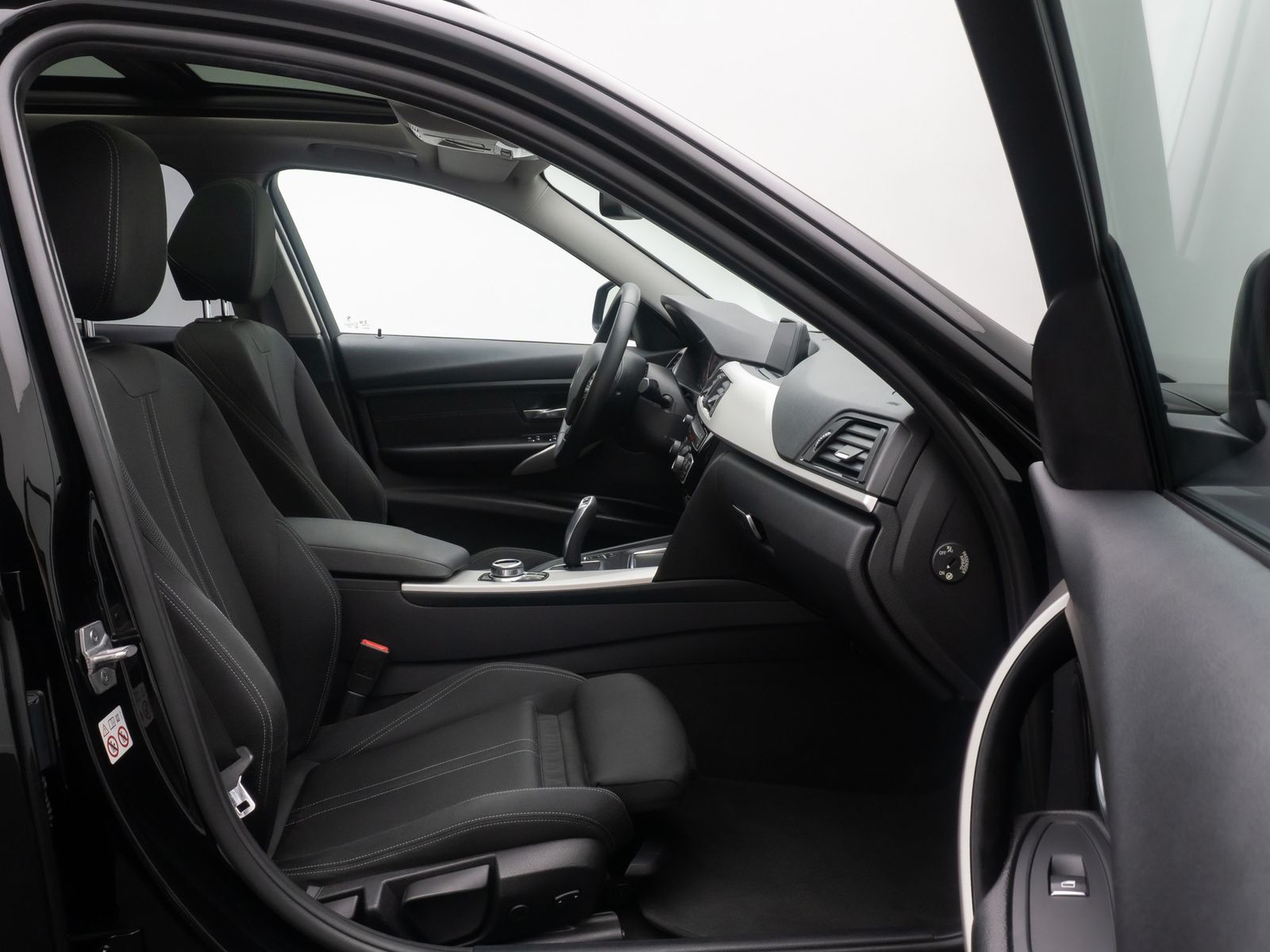 Fahrzeugabbildung BMW 320d GeschwindigReg PDC Panorama LED Sportsitz