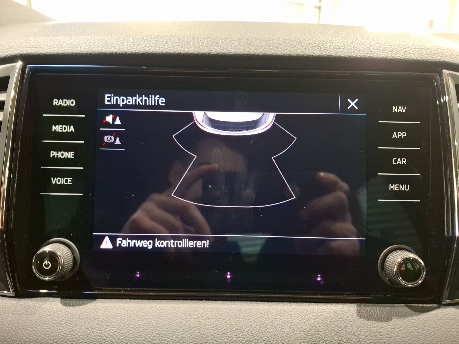 Fahrzeugabbildung SKODA Karoq TSI Ambition DSG LED AID GRA PDC SH