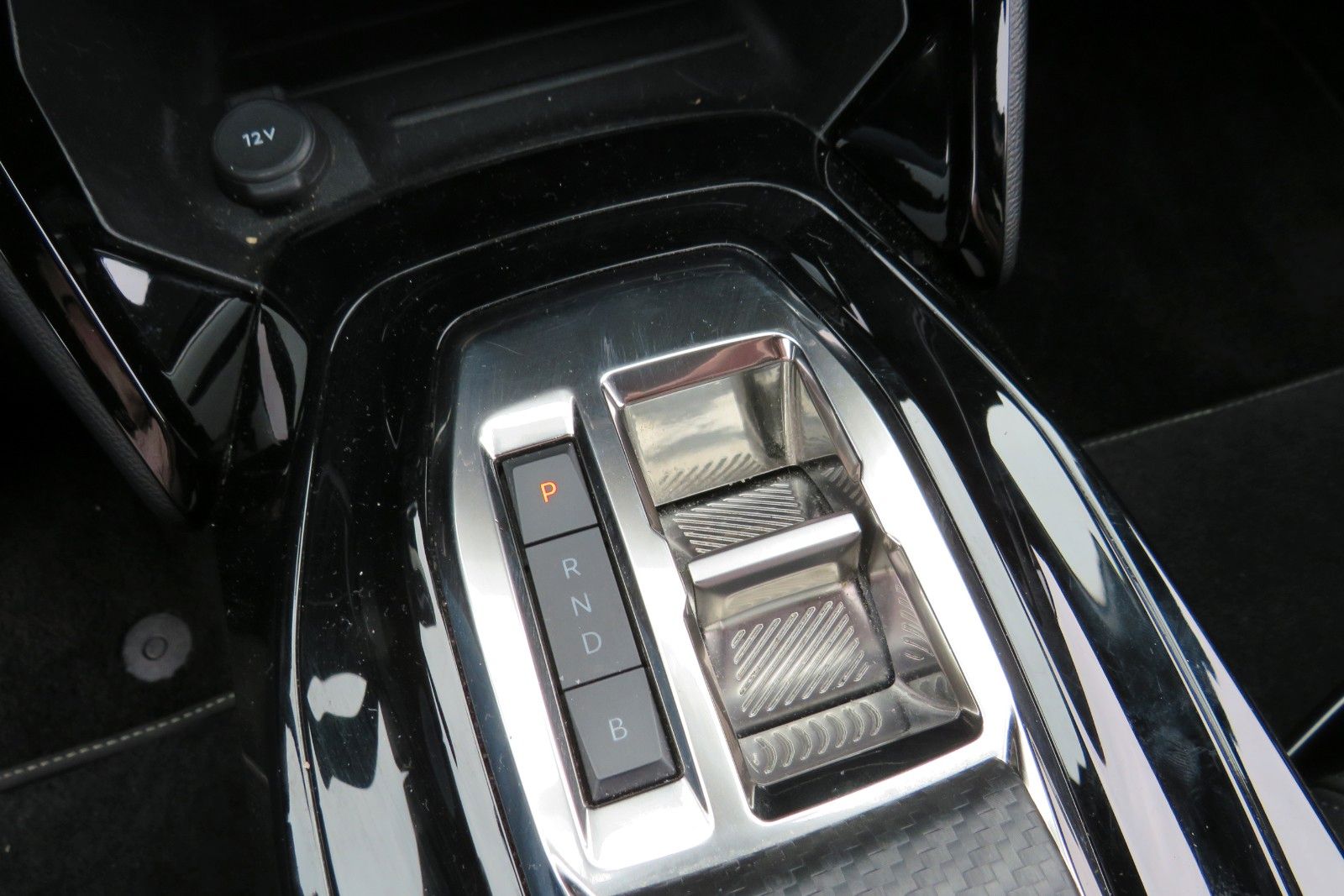 Fahrzeugabbildung Peugeot 2008 e- GT SITZH. NAVI KAMERA PDC 1.HD