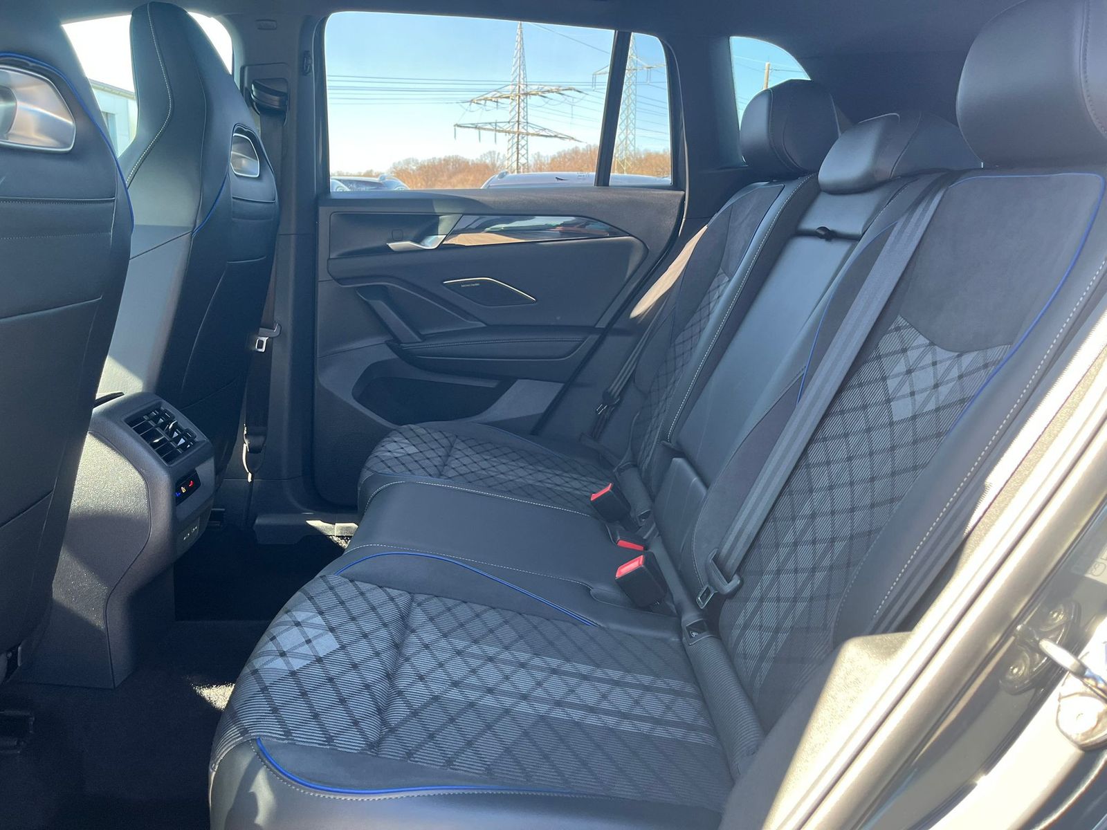 Image du véhicule Volkswagen Tiguan 2.0 TDI 4M R-Line PANO*H&amp;K*AHK*MATRIX*20".