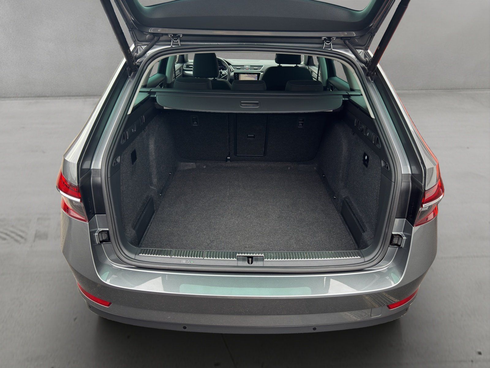 Fahrzeugabbildung SKODA Superb Combi 2.0 TSI DSG Style/AHK/KAMERA/ACC/