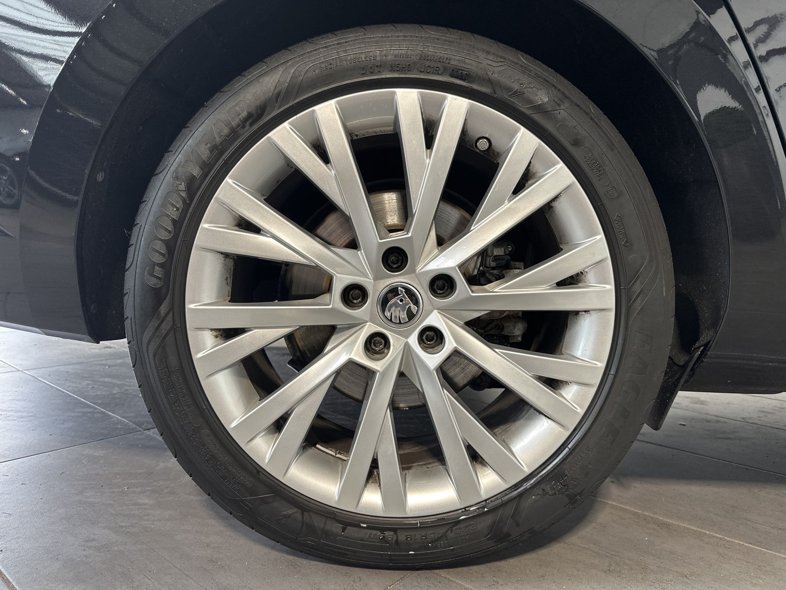 Fahrzeugabbildung SKODA Superb Combi Premium NAV+LED+PANO+360°+AHK+DCC