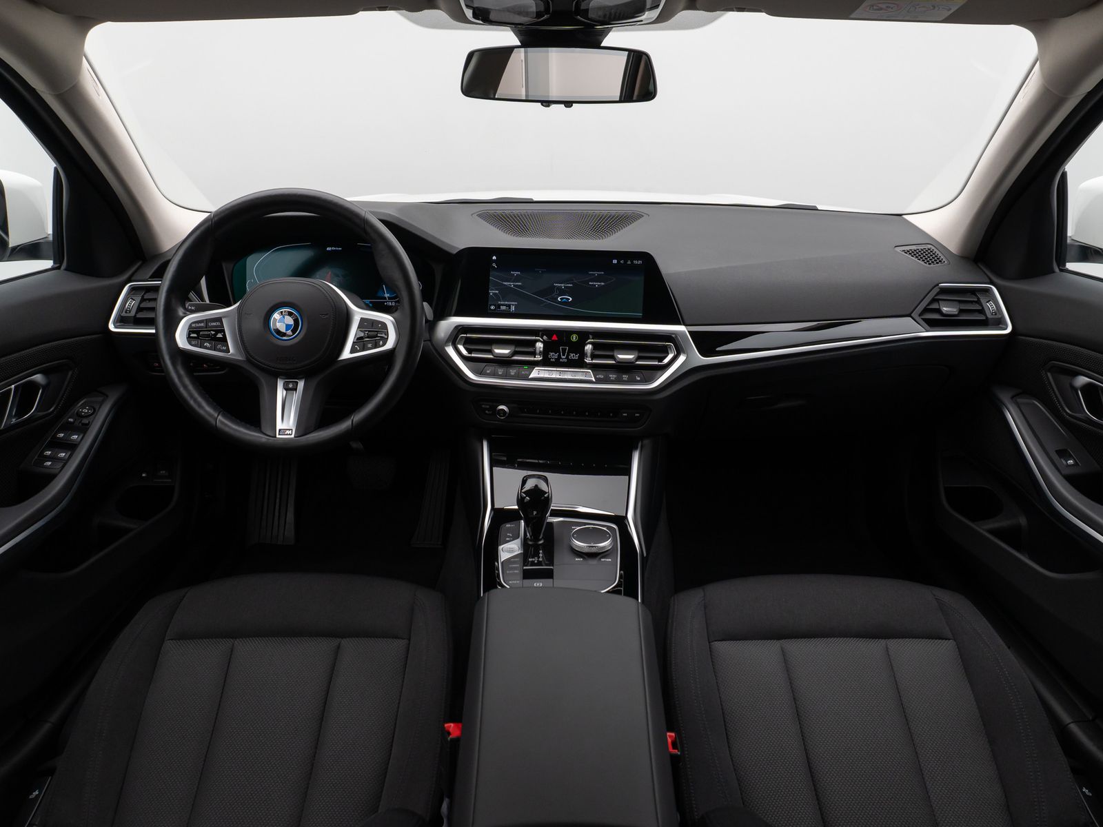 Fahrzeugabbildung BMW 330e DAB CockPitPr Lenkrhz PDC Stop&Go Alarm AHK