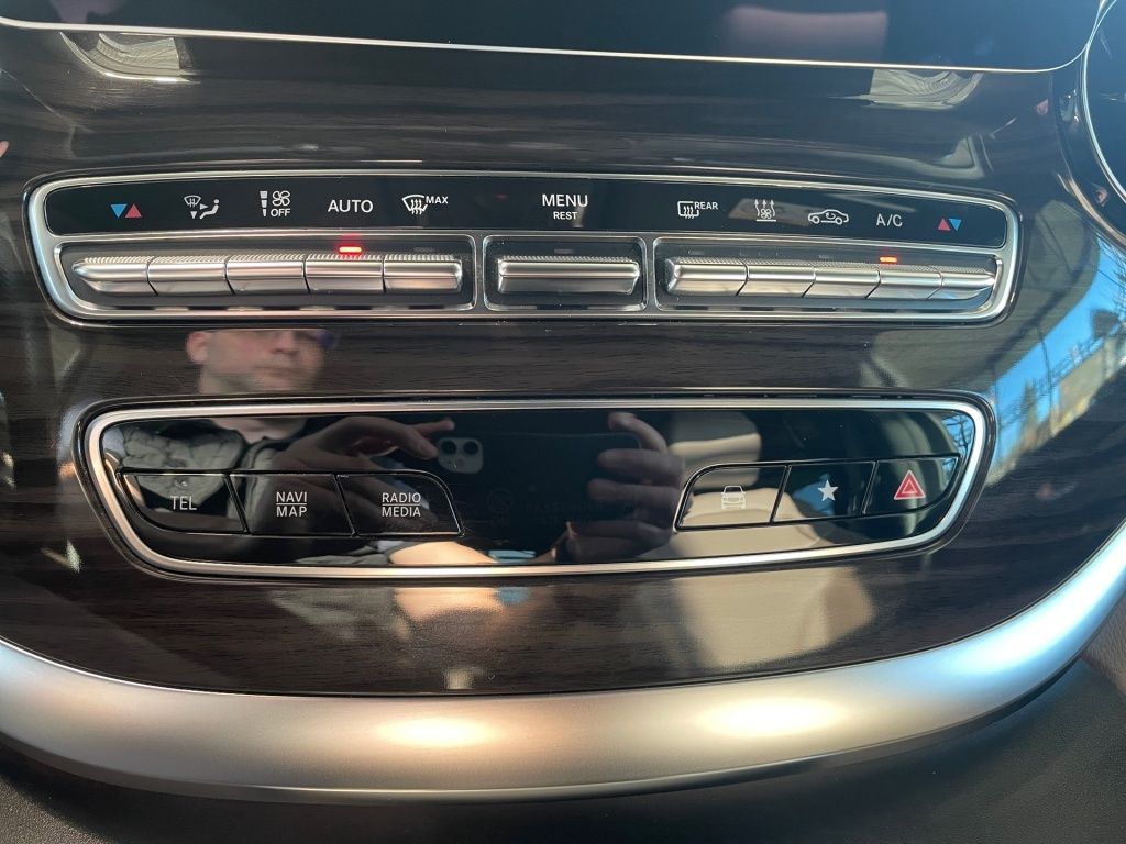 Fahrzeugabbildung Mercedes-Benz V 300 d EAV/K Airmatic, AHK, Navi,STHZ, Sitzbel.