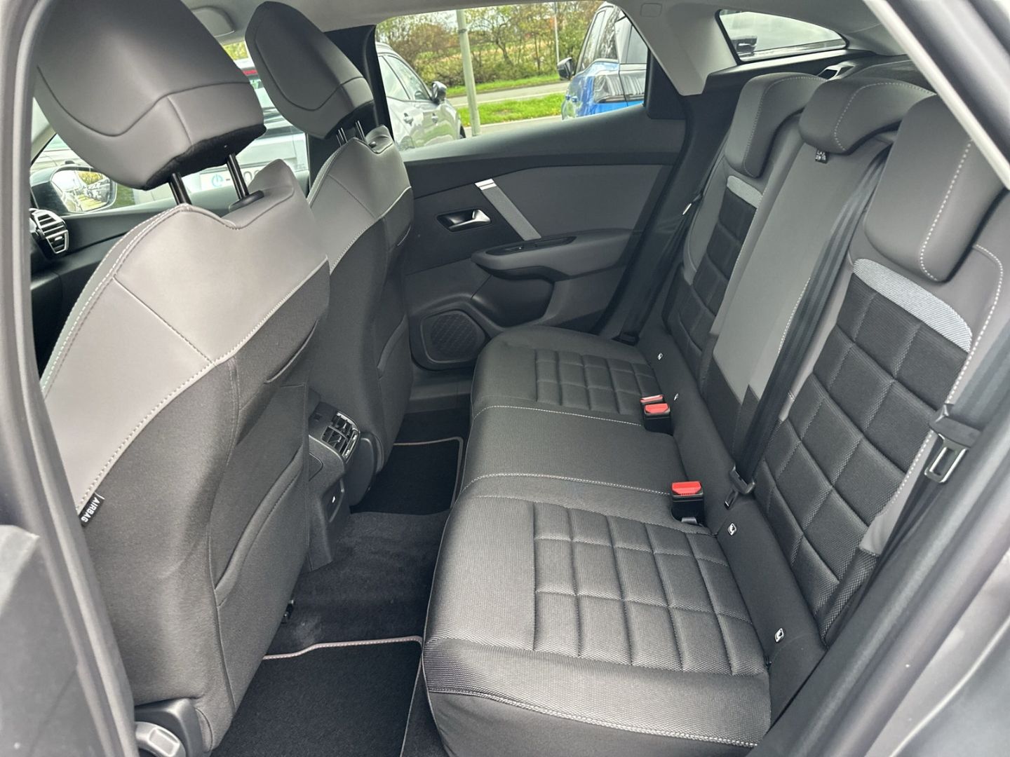 Fahrzeugabbildung Citroën C4 Collection Hybrid 145 Navi CarPlay