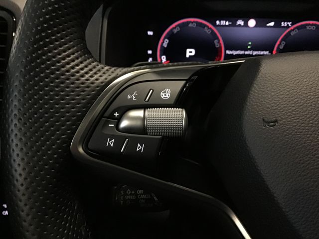 Fahrzeugabbildung Skoda Karoq Sportline 1.5 TSI DSG/Navi/Matrix/PDC/SHZ