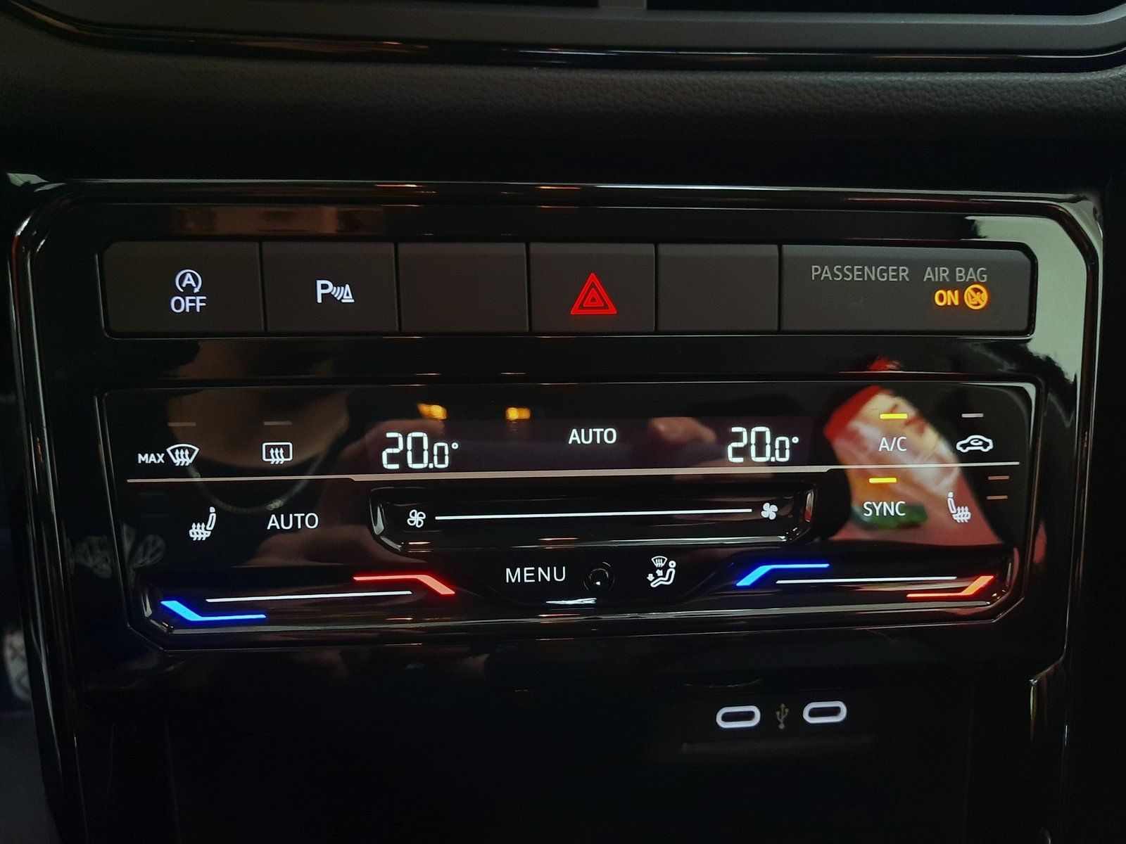 Fahrzeugabbildung Volkswagen T-Cross TSI Life *Navi*Cam*LED*PDC*Sitzhzg*AppC*
