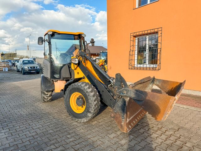 JCB Radlader knickgelenkt  JCB 406b NUR 2551  BTS