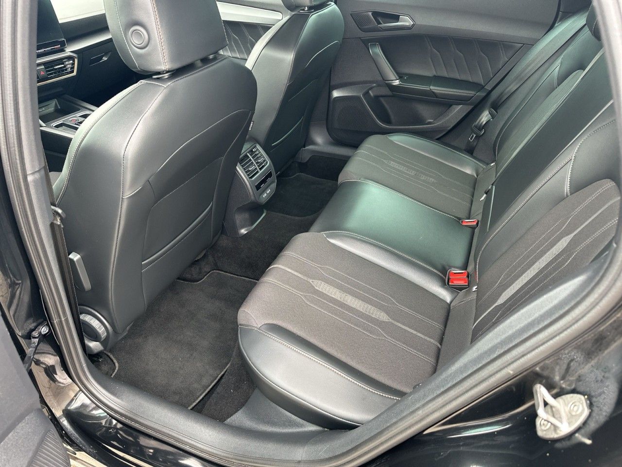 Fahrzeugabbildung CUPRA CUPRA Formentor 1.5 TSI 150 PS DSG - mit KI generiert/bearbeitet