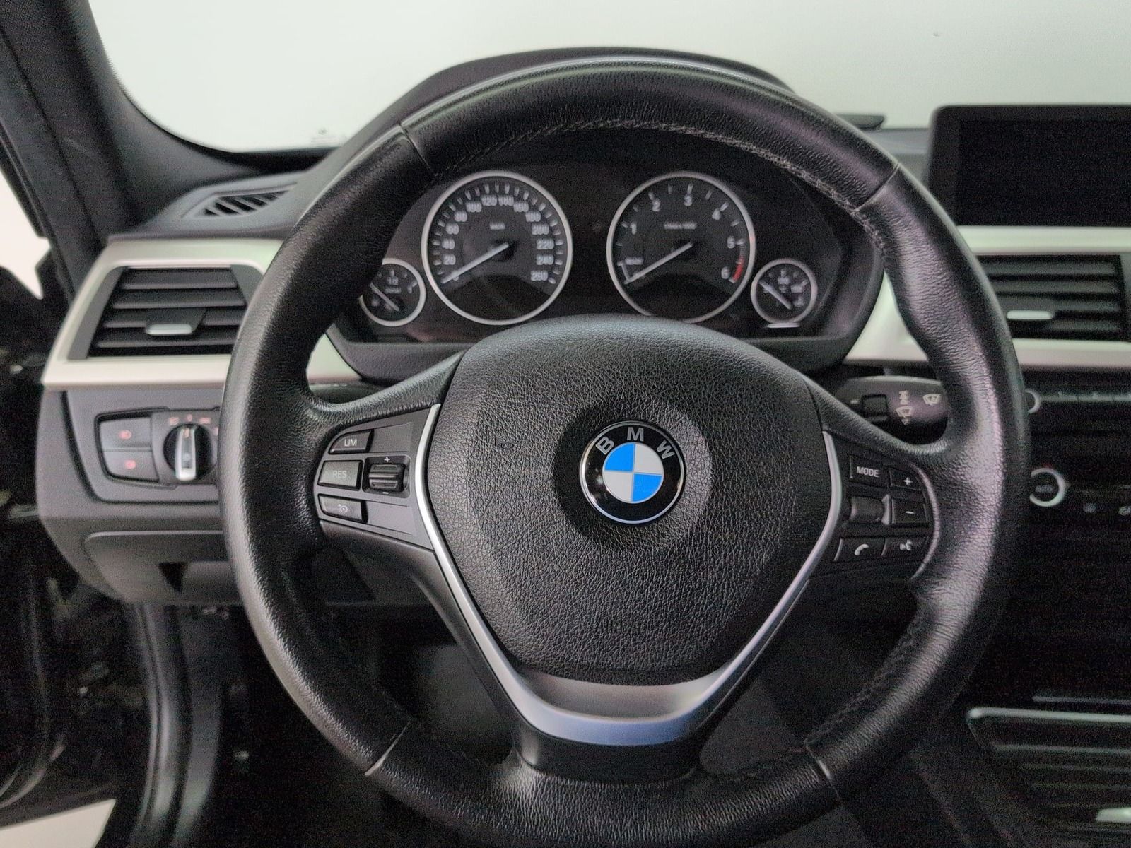 Fahrzeugabbildung BMW 320 d Touring xDrive * Leder * Bi- Xenon