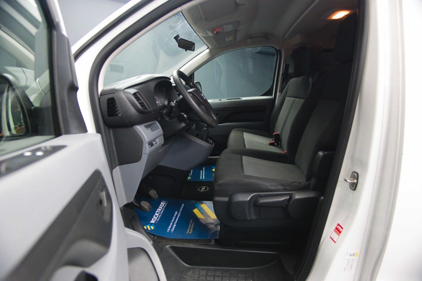Fahrzeugabbildung Opel Vivaro Kombi S | 9 Sitze | Klima | DAB | TÜV NEU