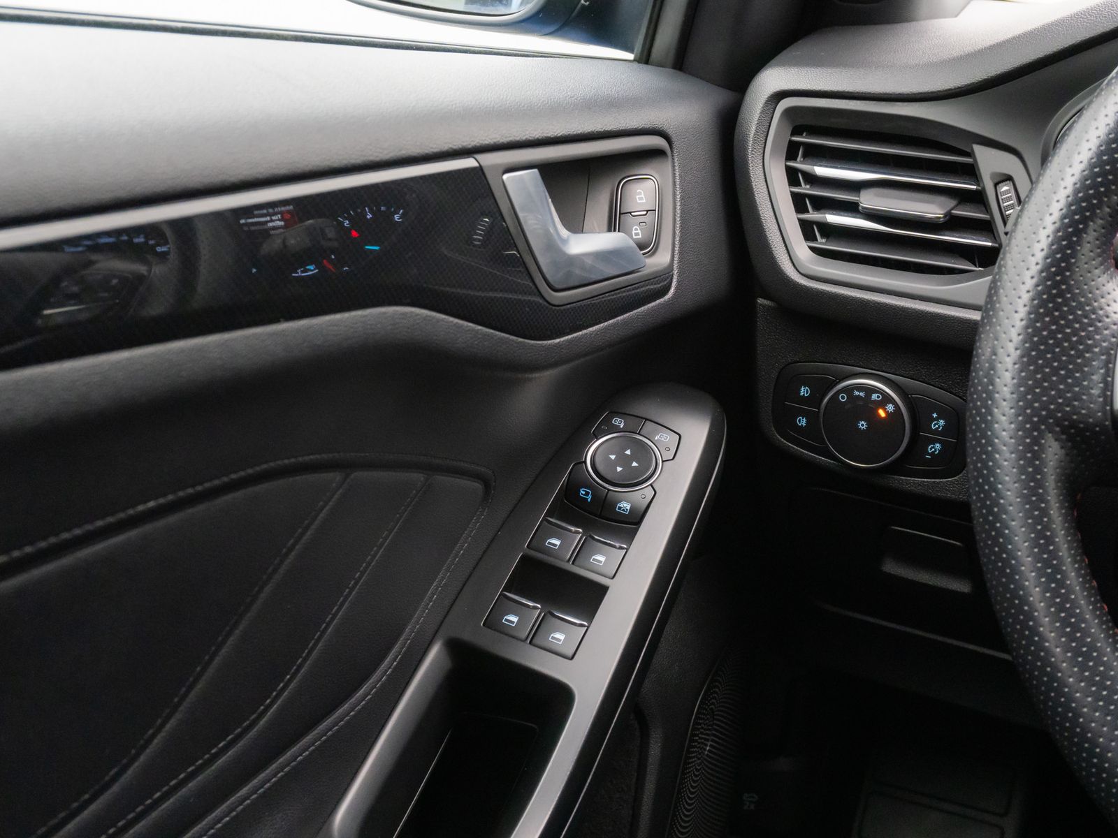 Fahrzeugabbildung Ford Focus ST-Line Kamera ACC LED Komfort HiFi Sport