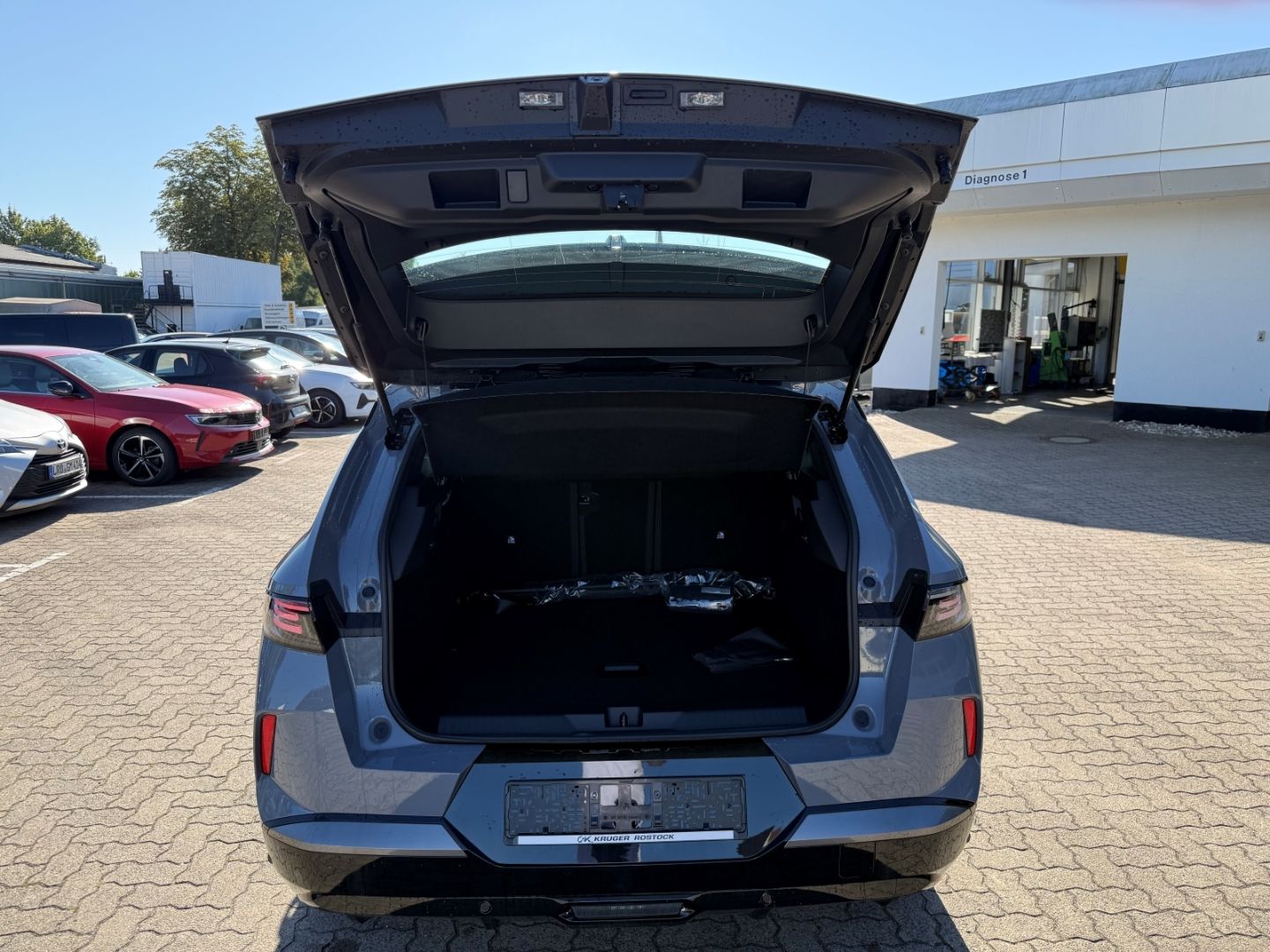 Fahrzeugabbildung Opel Grandland 1.6 Plug-in-Hybrid mit AHK+Allwetter