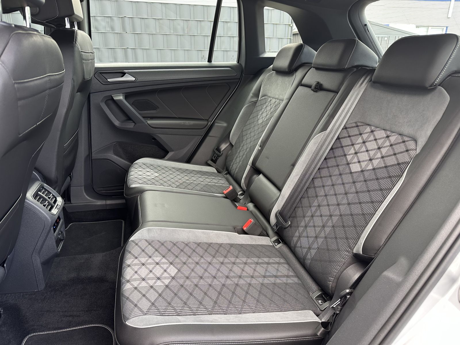 Fahrzeugabbildung Volkswagen Tiguan 1.4 TSI eHybrid R-Line NAV+MATRIX+360°+PP