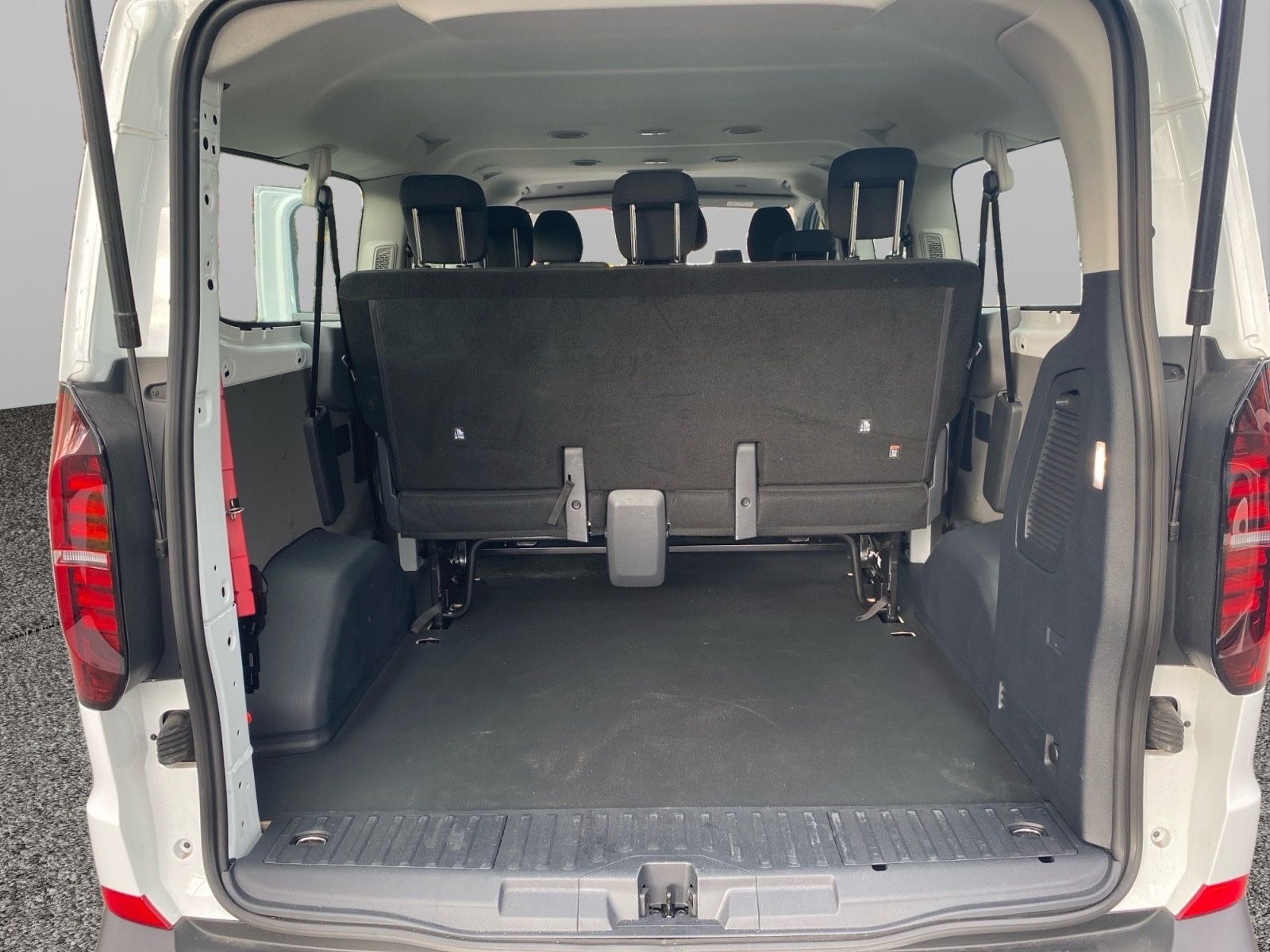 Fahrzeugabbildung Volkswagen T7 Kombi Klima Exterieurpaket Ganzjahresreifen
