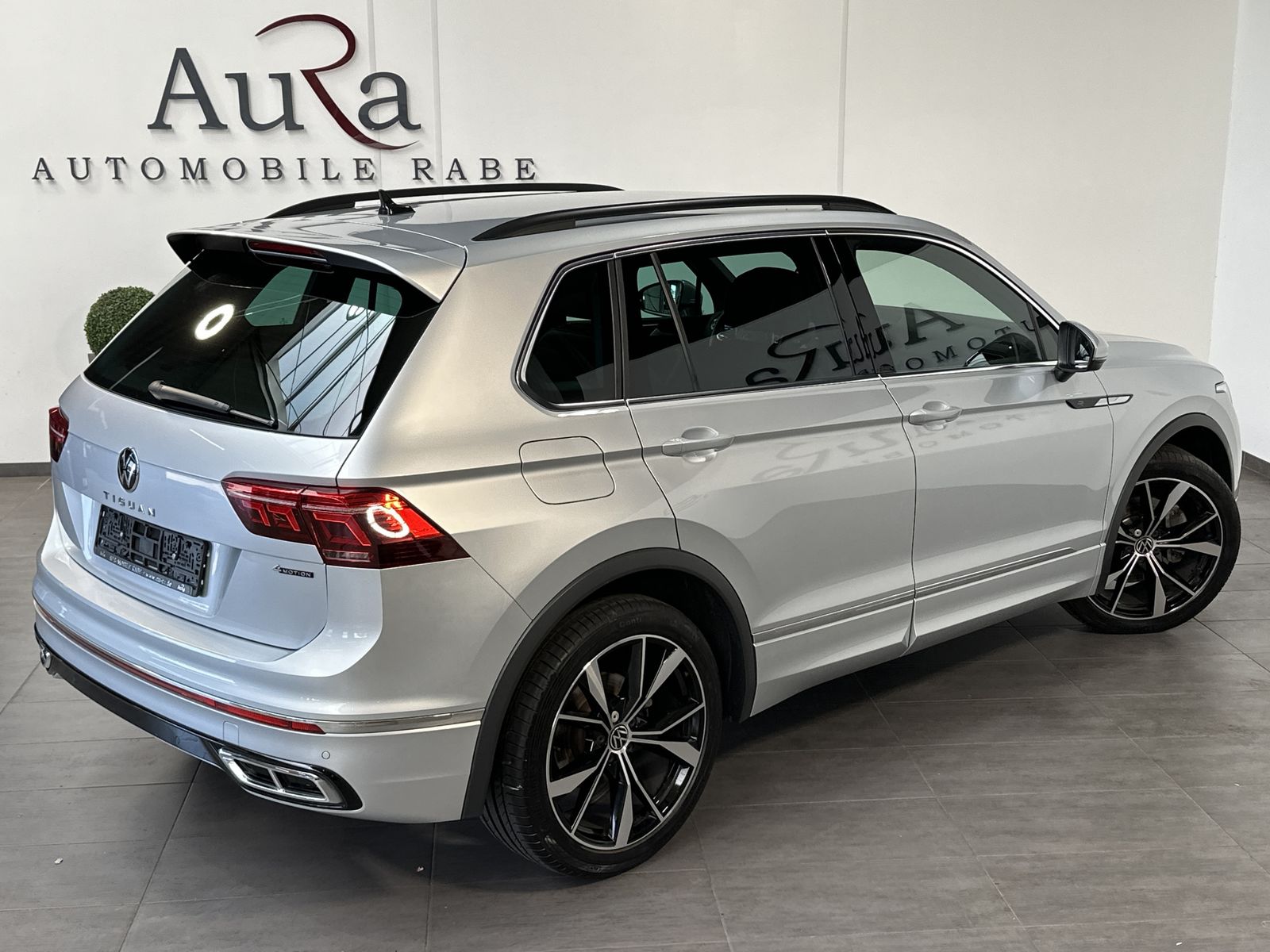 Fahrzeugabbildung Volkswagen Tiguan 2.0 TDI DSG 4M R-Line NAV+LED+ACC+CARPLAY