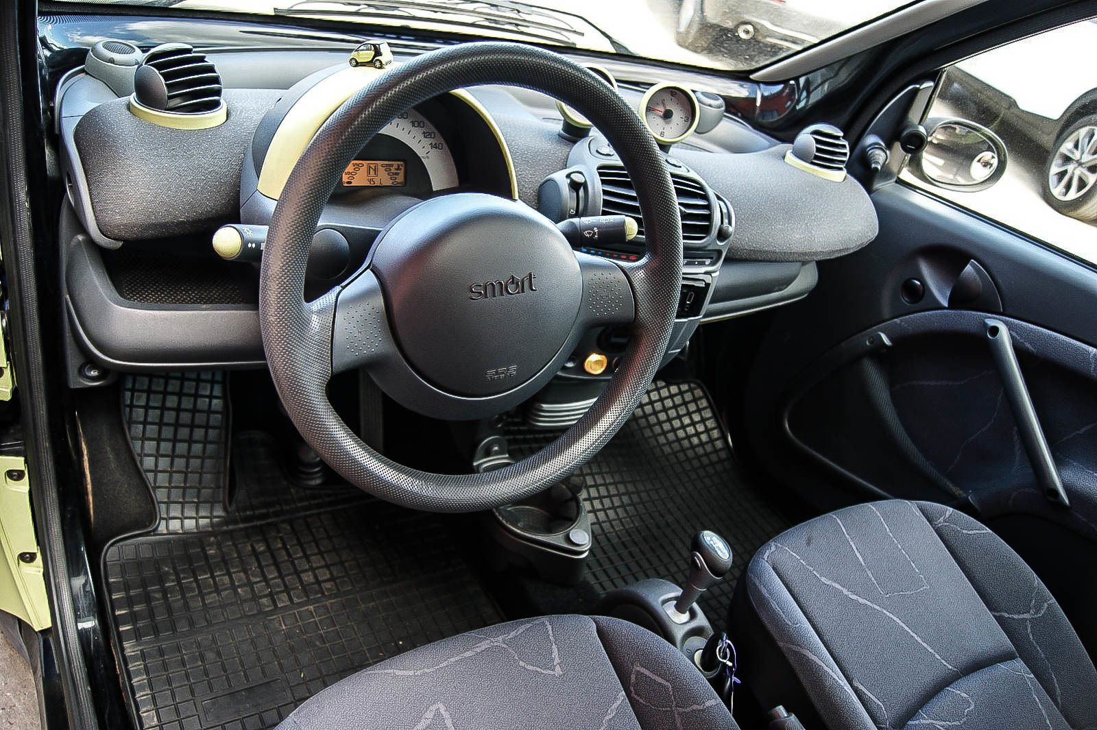 Fahrzeugabbildung Smart fortwo city-coupe Pulse KLIMAAUTOMATIK PANORAMA