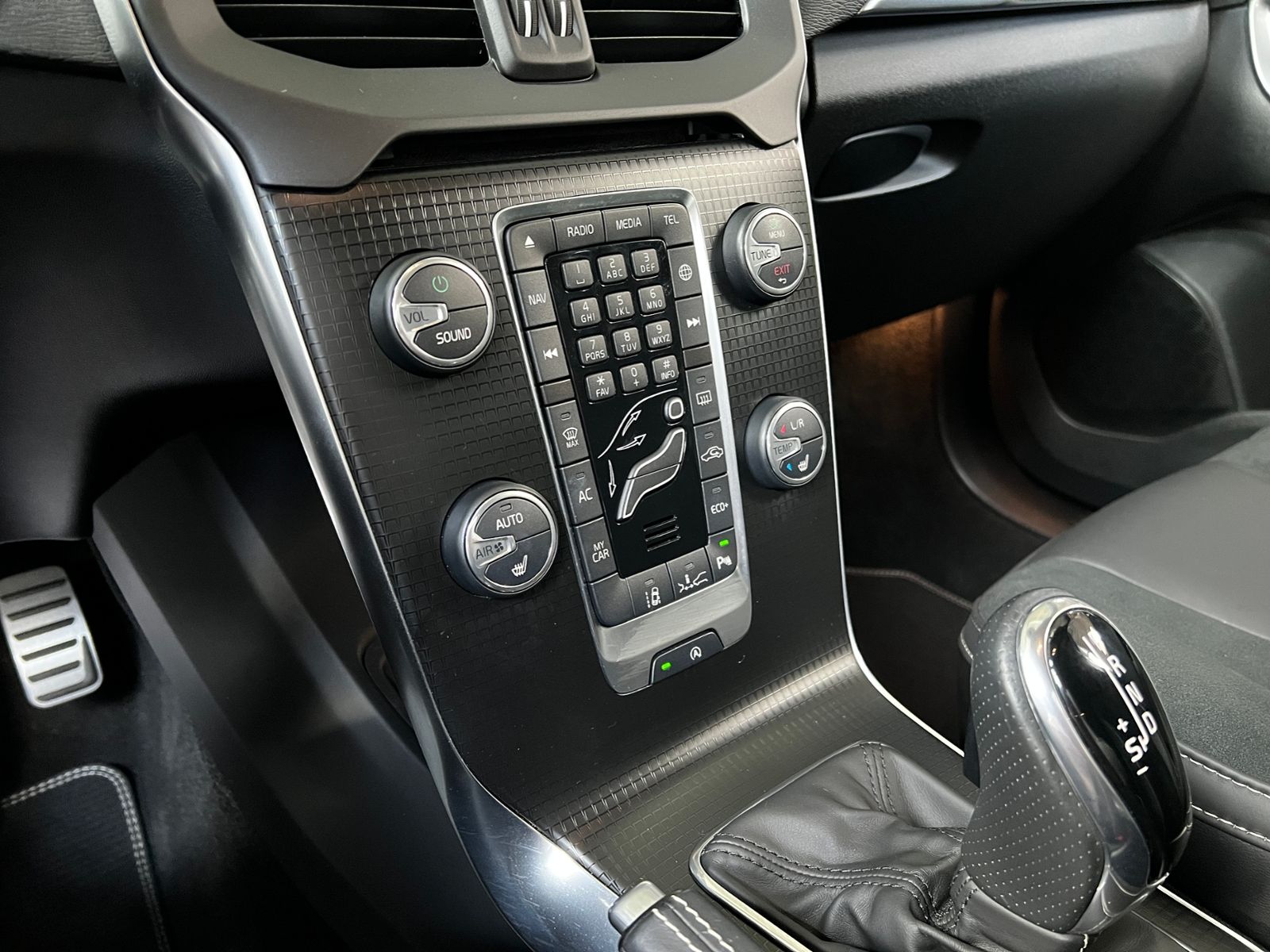 Fahrzeugabbildung Volvo V40 T3 R-Design RFK LED NAVI