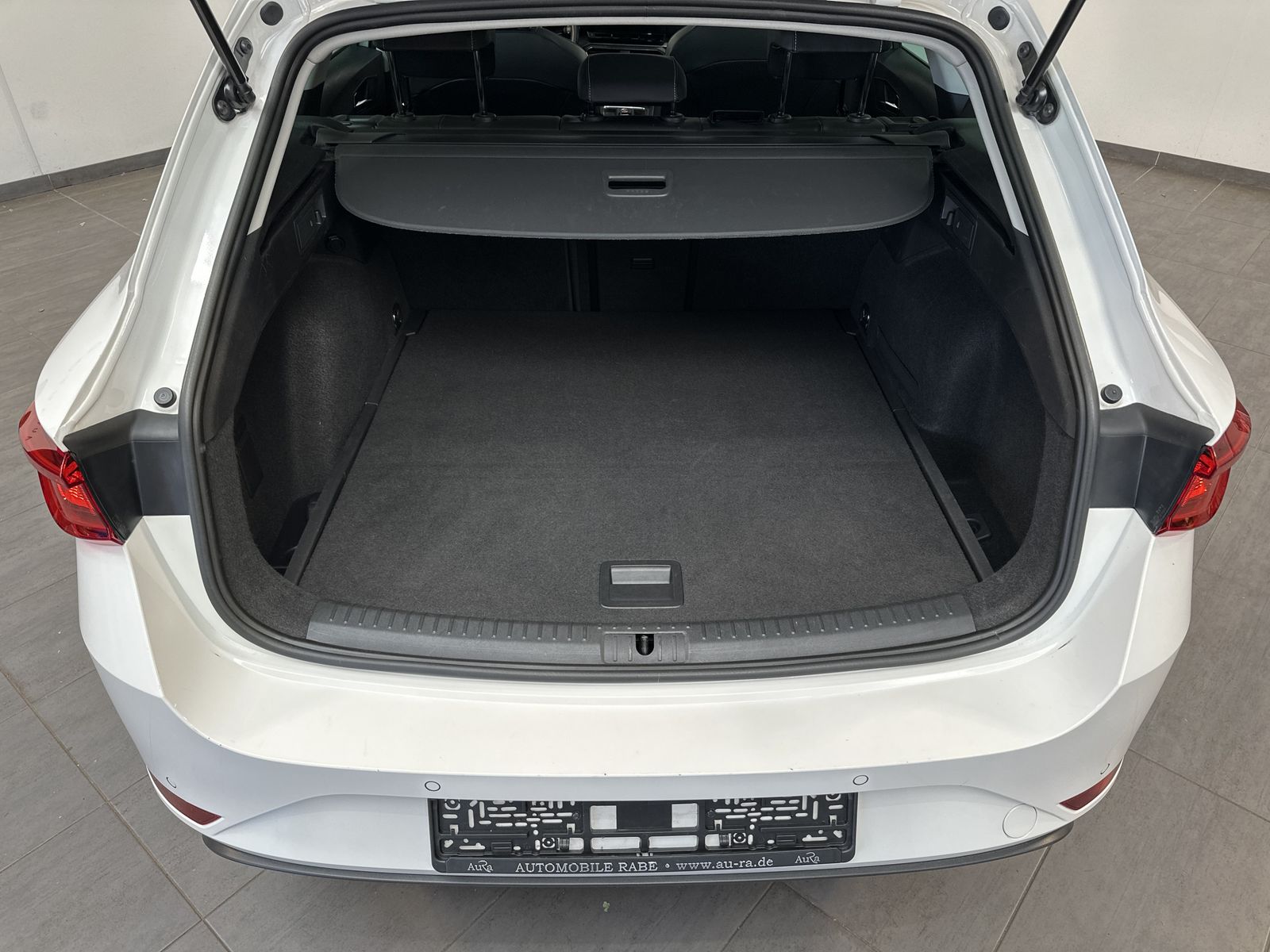 Fahrzeugabbildung SEAT Leon SpT 2.0 TDI DSG NAV+LED+V-COCKPIT+ACC+PANO