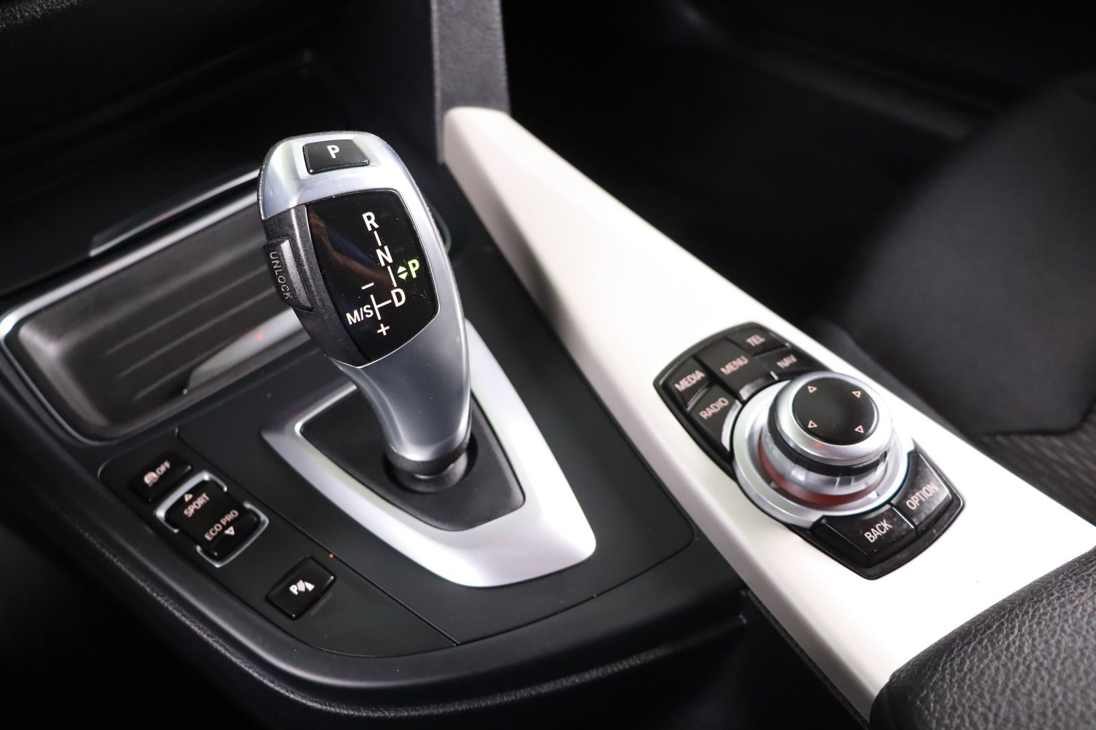 Fahrzeugabbildung BMW 320 i Touring xDrive * Bi- Xenon * Navi