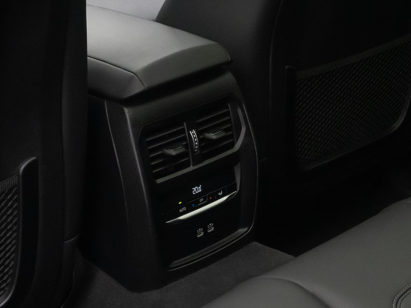 Fahrzeugabbildung BMW 320d Kamera DAB HiFi Panorama Sportsitz Leder