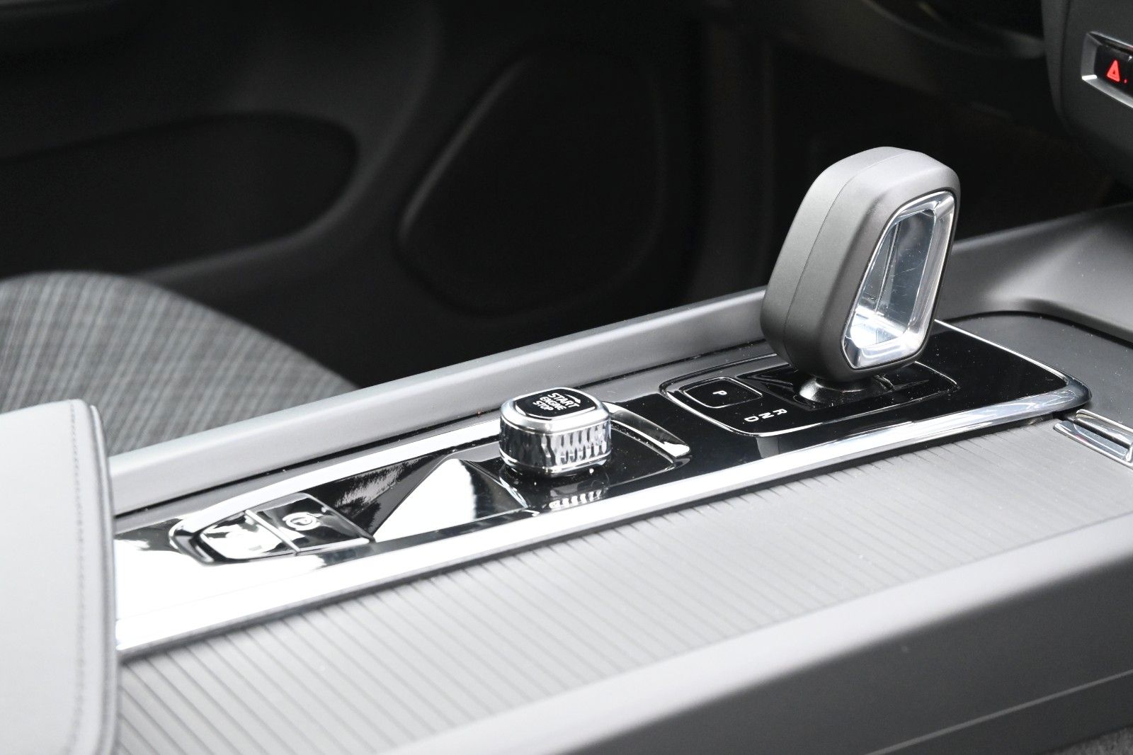 Fahrzeugabbildung Volvo XC60 B4D FWD Core*RFK*Qi*el.Heckkl*GoogleMaps