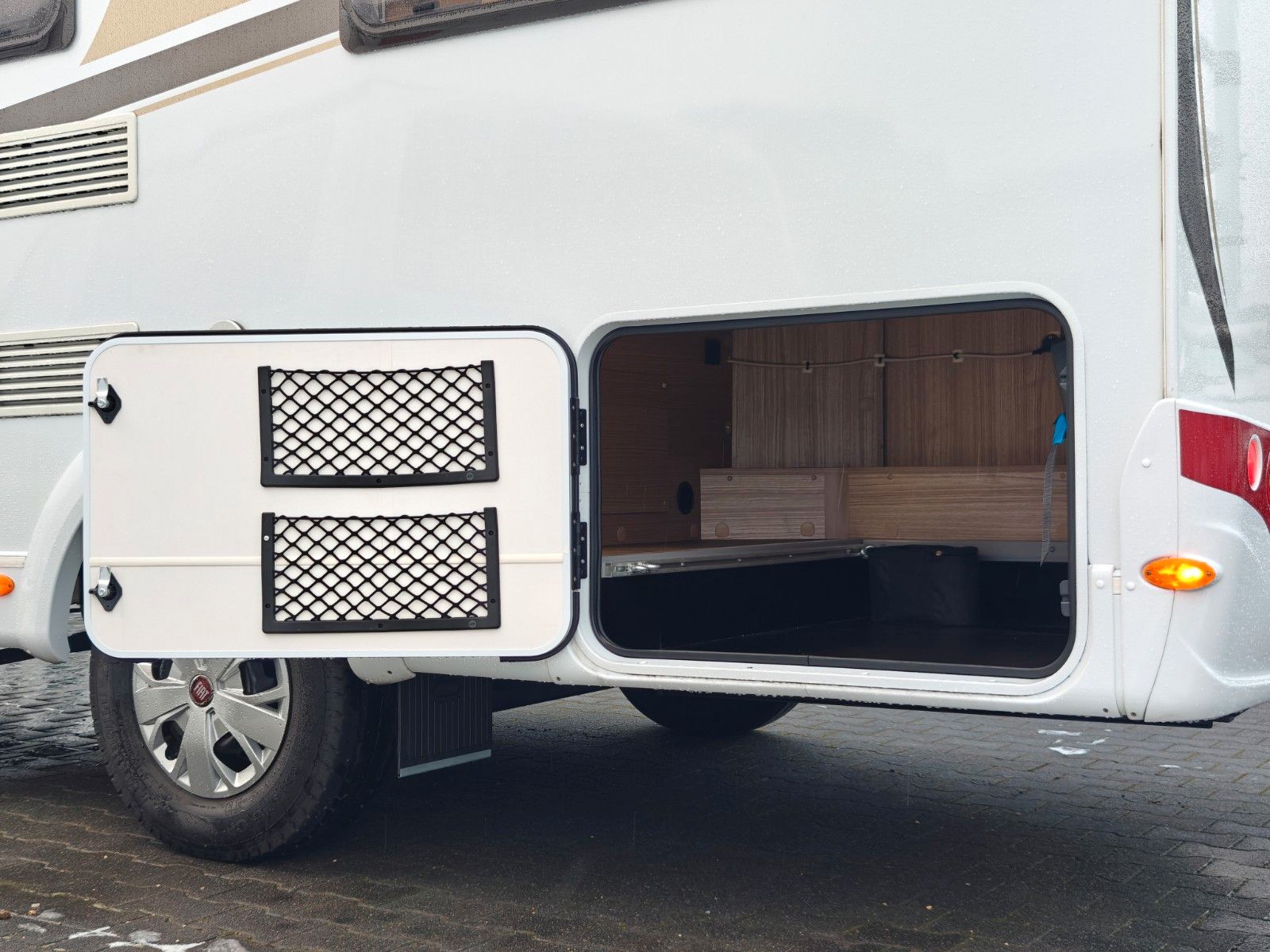 Fahrzeugabbildung Carado T-348 - Automatik, SAT, TV, 2x Solar, Hubbett -