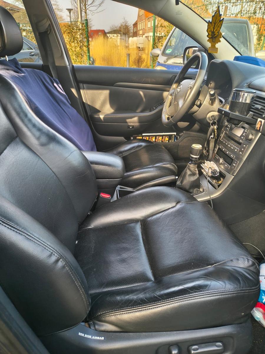 Toyota Avensis 2006 — interior