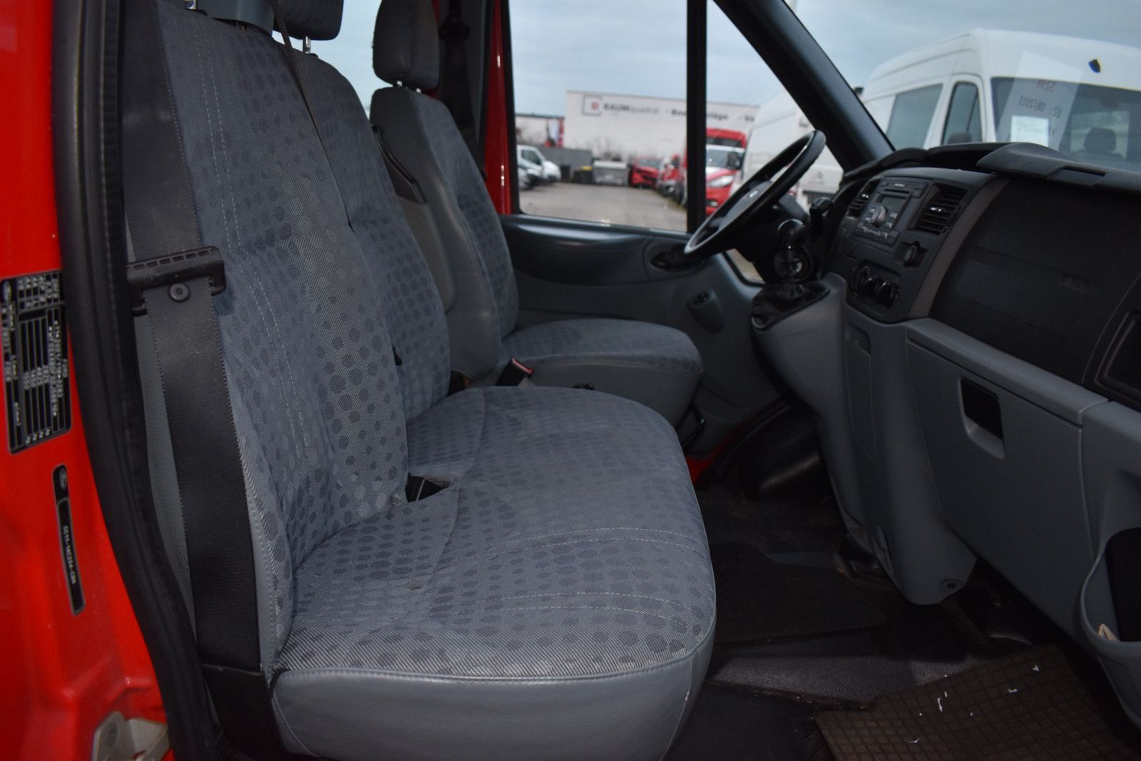 Fahrzeugabbildung Ford Transit Kombi FT 280 K Behindertengerecht *1649