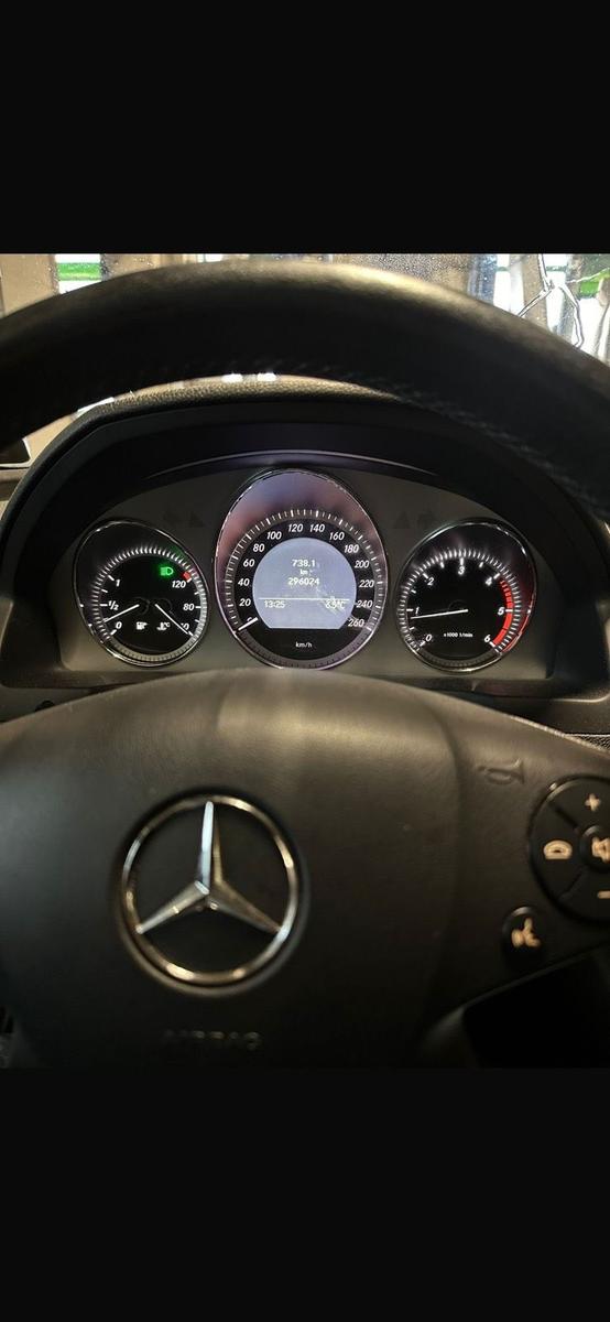 Mercedes-Benz C200 2009 — interior