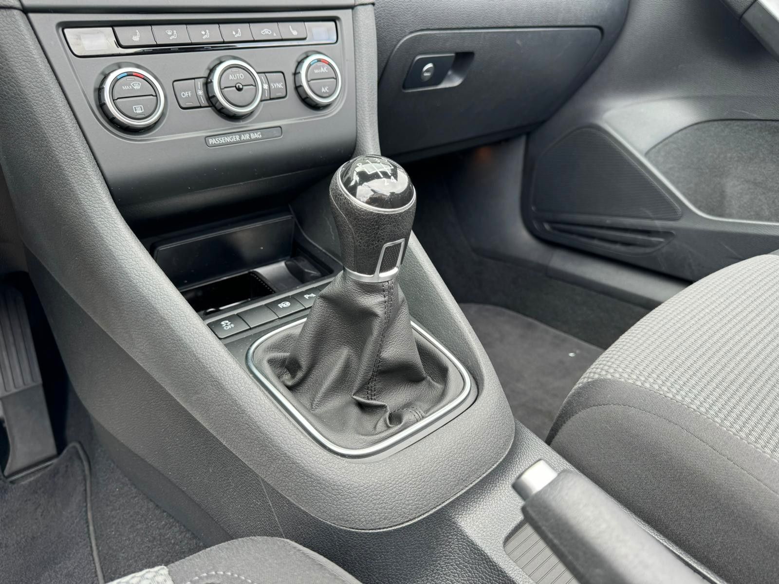 Fahrzeugabbildung Volkswagen Golf VI 1.6 TDI Cabriolet Basis BMT