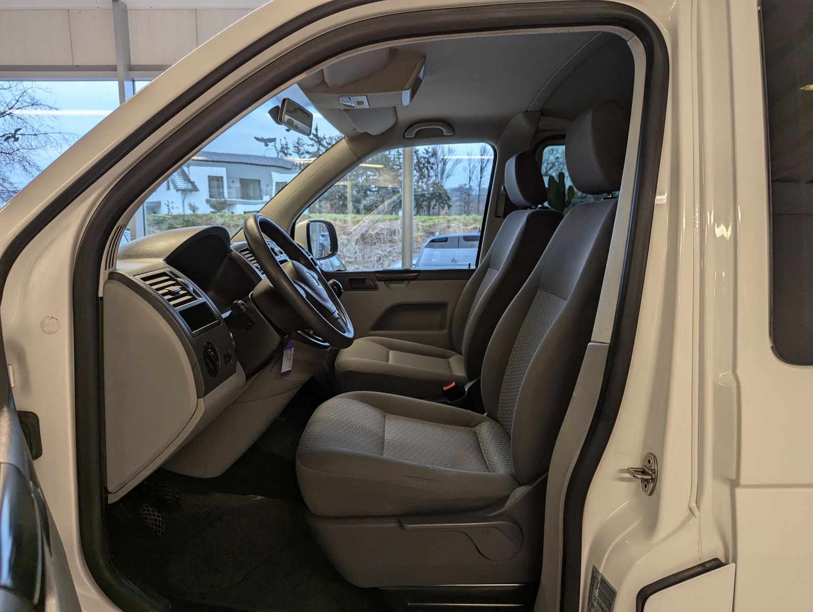 Fahrzeugabbildung Volkswagen T6 Transporter TDI lang 103KW Scheckheft 9-Sitze