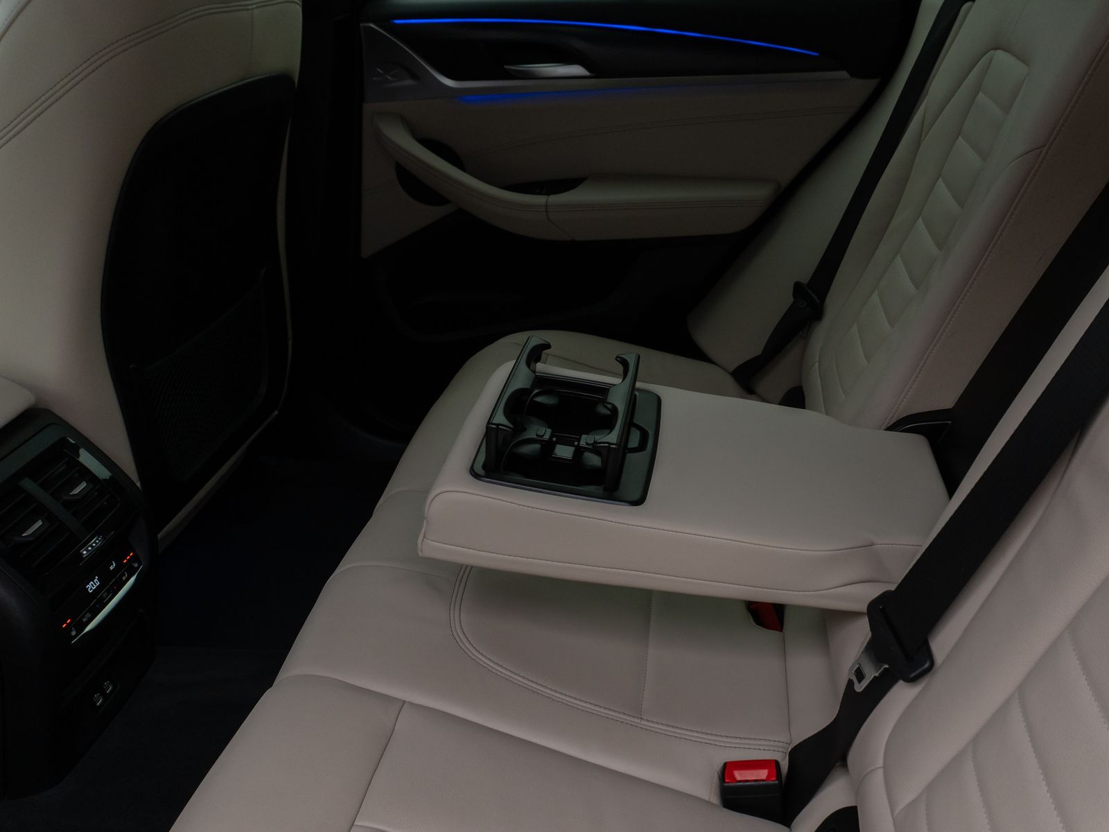 Fahrzeugabbildung BMW X3 xD30d M Sport Kamera DAB HiFi AHK Komfort 20"