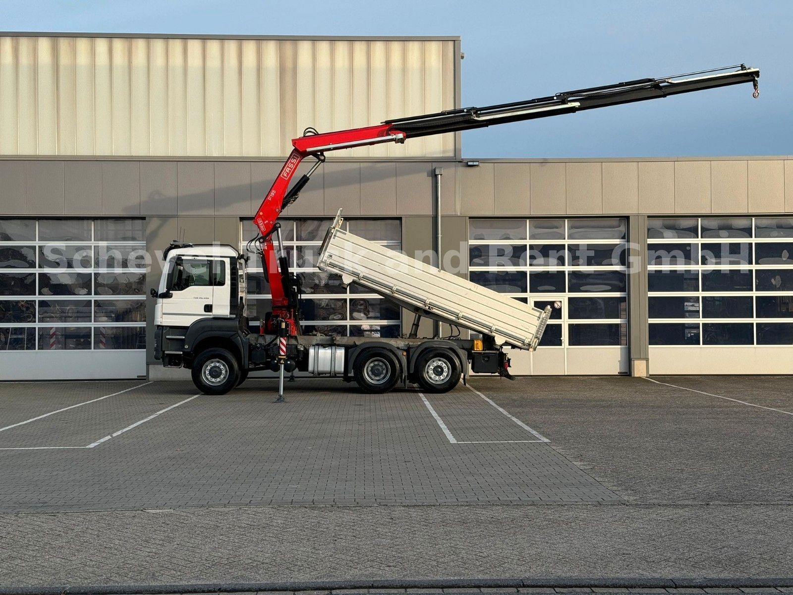 Fahrzeugabbildung MAN TGS 28.400 6x4-4 Dreiseitenkipper FASSI F195
