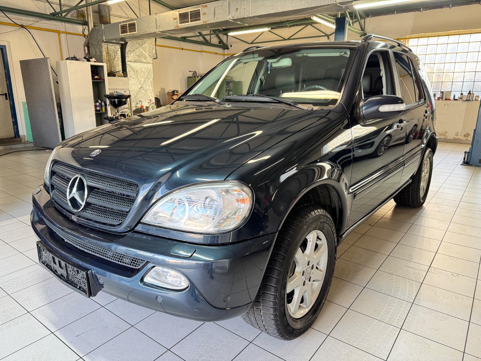 Mercedes-Benz ML350 2004 — rear view