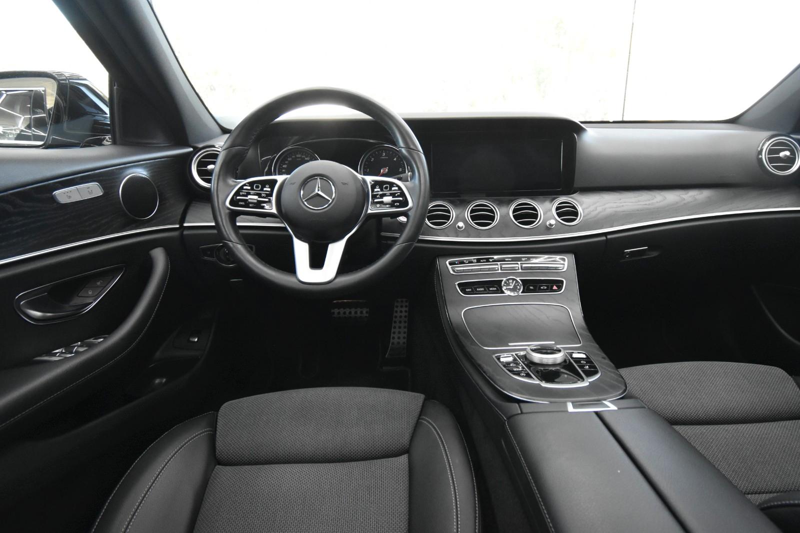 Mercedes-Benz E220d T-Modell LED SHZ RFK Glasdach Sportstyle
