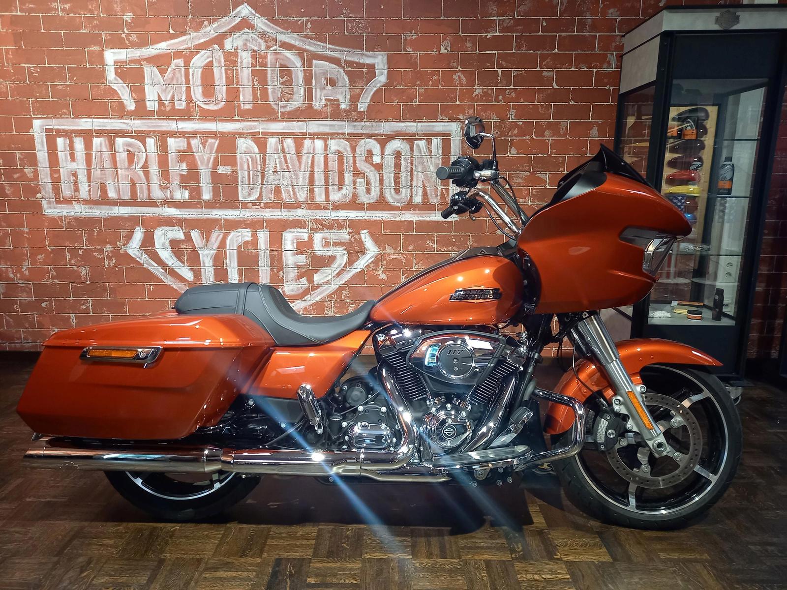 Harley-Davidson FLTRX Road Glide mit Jekill&Hyde Auspuff