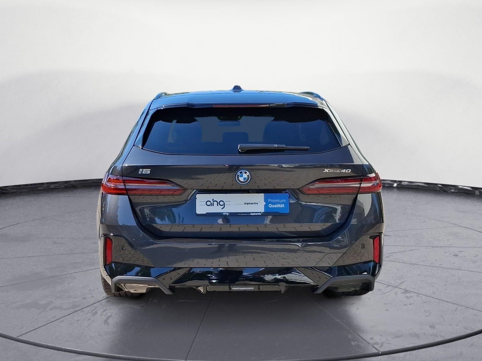 BMW i5 xDrive40 Touring M Sportpaket Pro AHK Driving