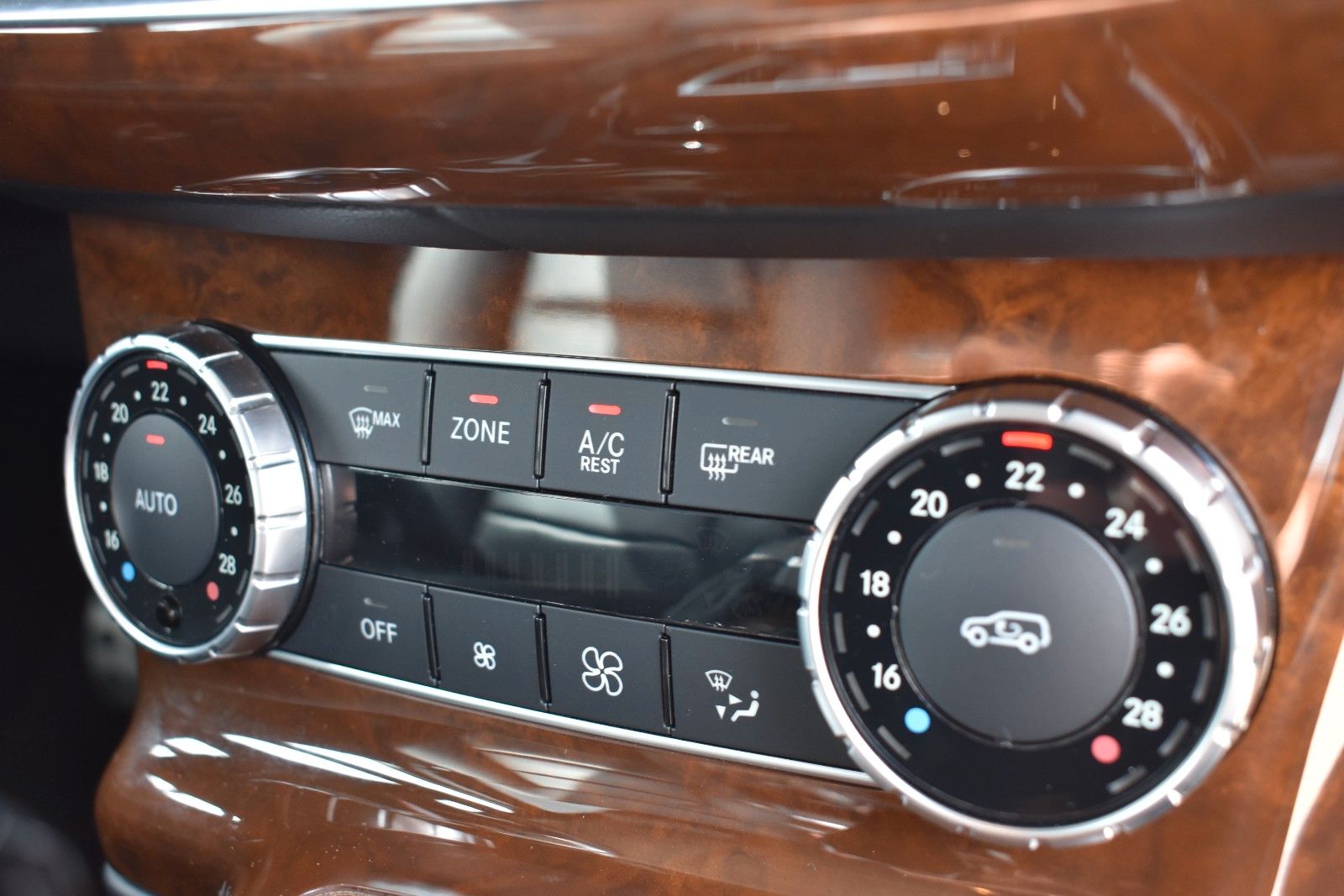 Fahrzeugabbildung Mercedes-Benz G 500 V8 1.HAND/AHK/SD/LEDER/KAMERA/TOTWINKEL