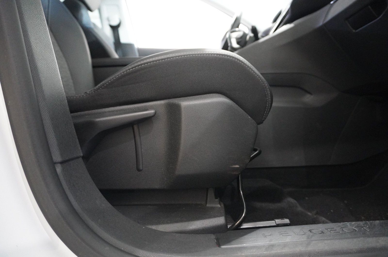Fahrzeugabbildung Peugeot 3008 1.5D ALLURE NAVI/LED/KAMERA/VIRU./SHZ/AHK