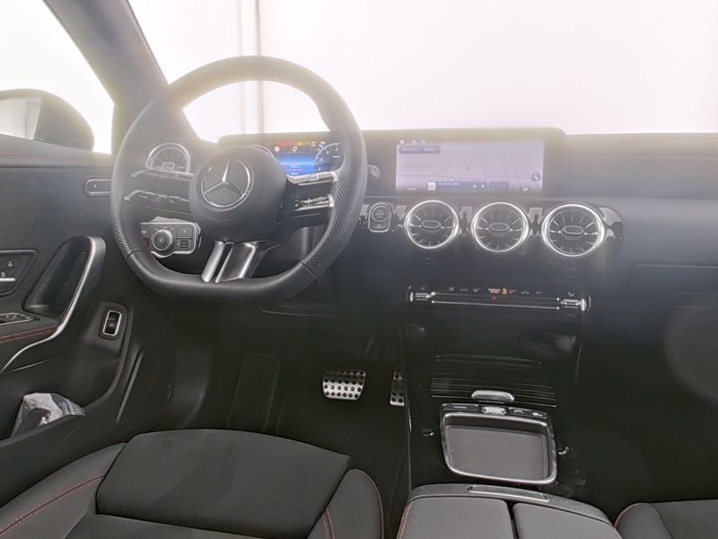 Fahrzeugabbildung Mercedes-Benz CLA 200 AMG*KEYLESS*KAM*AMBIENTEBEL*APPLE-CARPLA