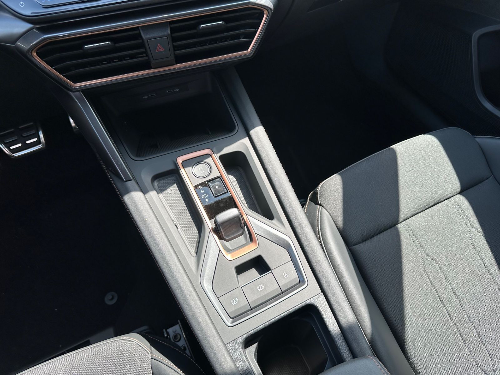 Fahrzeugabbildung CUPRA Leon ST 1.5 eTSI DSG Navi/AHK/LED/SHZG/18"