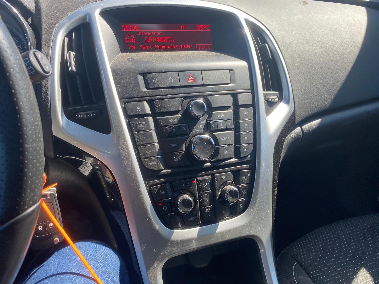 Opel Astra 2012 — photo 14