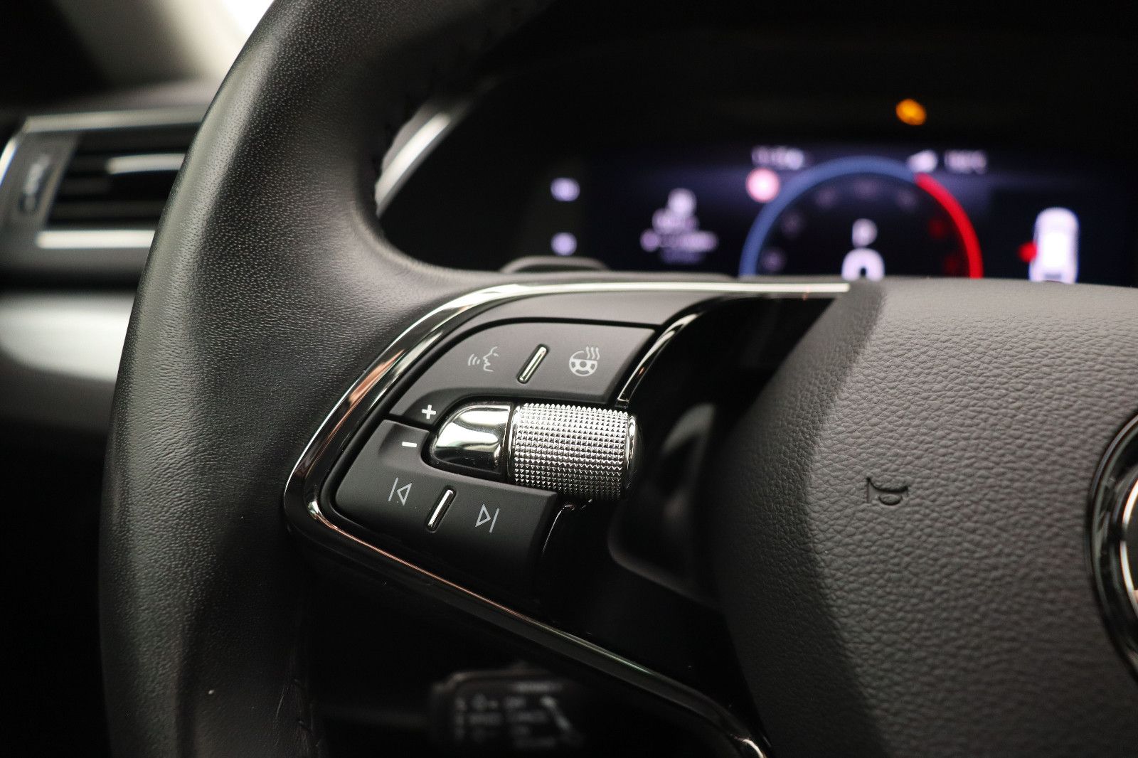 Fahrzeugabbildung SKODA Superb Combi Ambition LED ACC Navi DSG