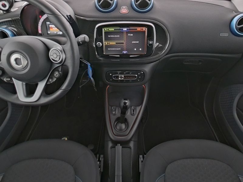 Fahrzeugabbildung Smart Smart fortwo EQ JBL*CARBON-OPTIK*KAMERA*LED*22KW