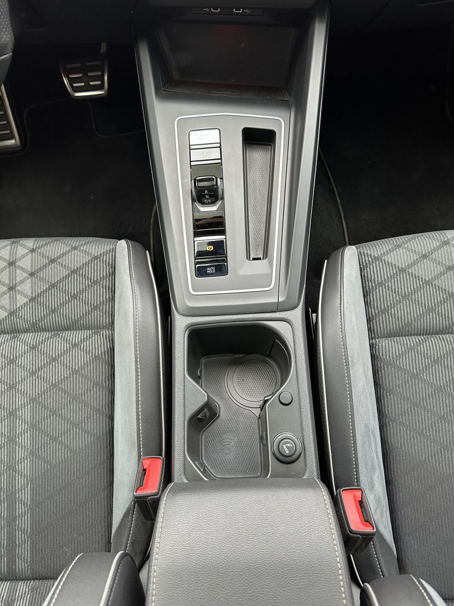 Fahrzeugabbildung Volkswagen Golf Variant 2.0 TDI DSG R-Line NAV+LED+PANO+AHK