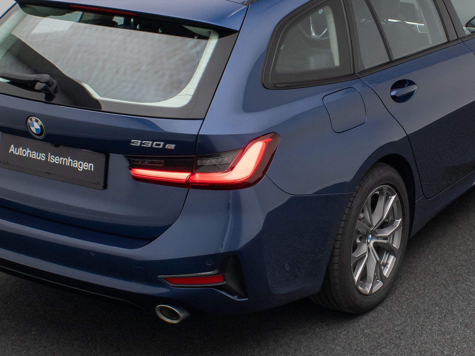 Fahrzeugabbildung BMW 330e  Sport Line Kamera DAB Laser HUD H/K Alarm