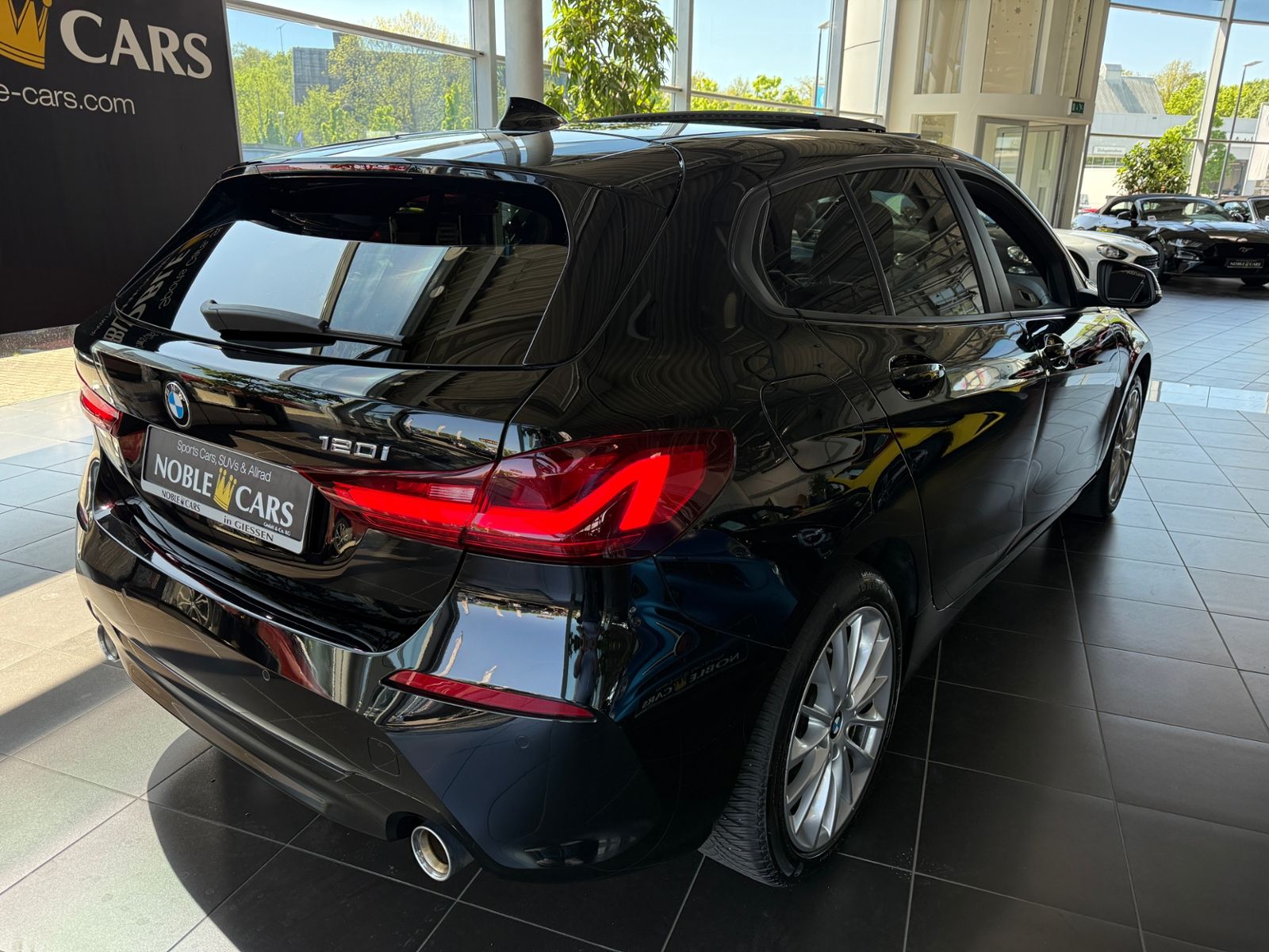 Fahrzeugabbildung BMW 120 i Advantage PANO HUD LED