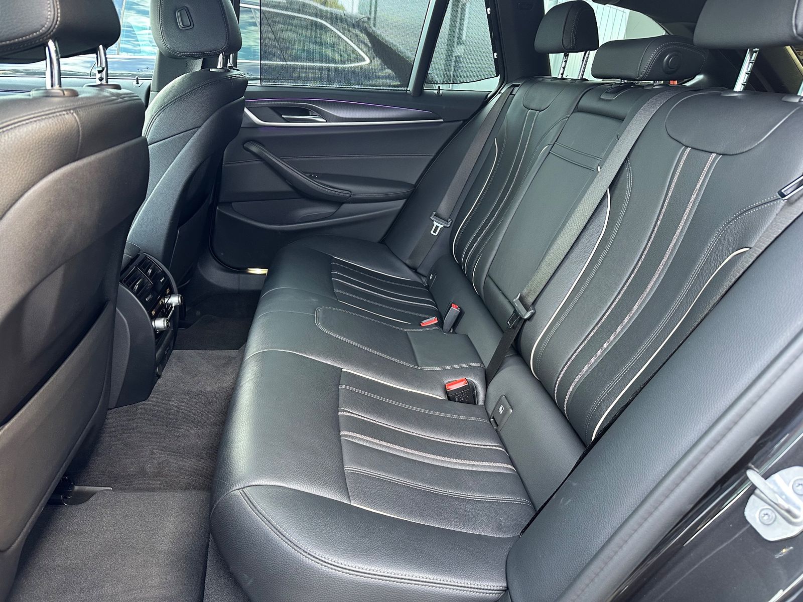 Fahrzeugabbildung BMW 540 i Touring xDrive M-Sport NAV+LED+HEAD-UP